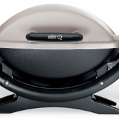 WEBER Q 100 GAS GRILL 386002

STAINLESS STEEL BURNER. TOTAL
COOKING AREA 189 SQUARE INCHES.
PORCELAIN ENAMELED, CAST-IRON
COOKING GRATE.8,500BTU PER HOUR
INPUT MAIN BURNER.PUSH BUTTON
IGNITION.INFINITE CONTROL BURNER
VALVE. CAST ALUMINUM LID AND
